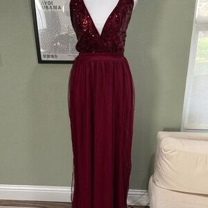 Burgundy v-neck sequin and tulle Prom/Formal Dress sz large